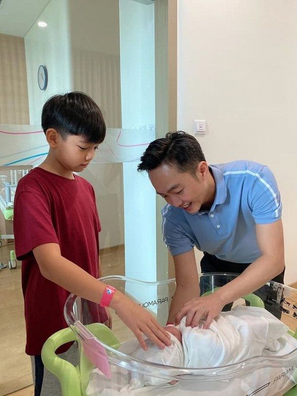 Cường Đô La khoe Subeo chăm em gái đúng chuẩn "anh nhà người ta" - Hình 2 Cuong Do La khoe Subeo cham em gai dung chuan