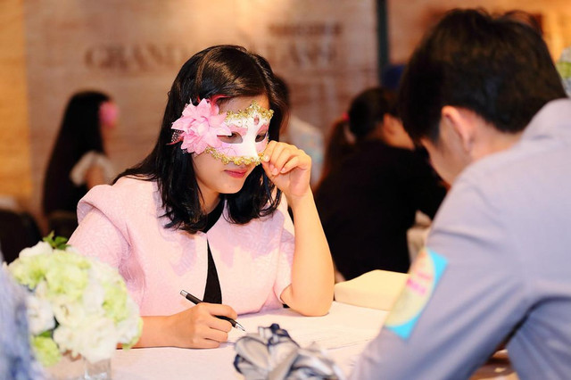 Cô gái xinh đẹp chịu áp lực kinh hoàng khi "bị" mai mối Co gai xinh dep chiu ap luc kinh hoang khi