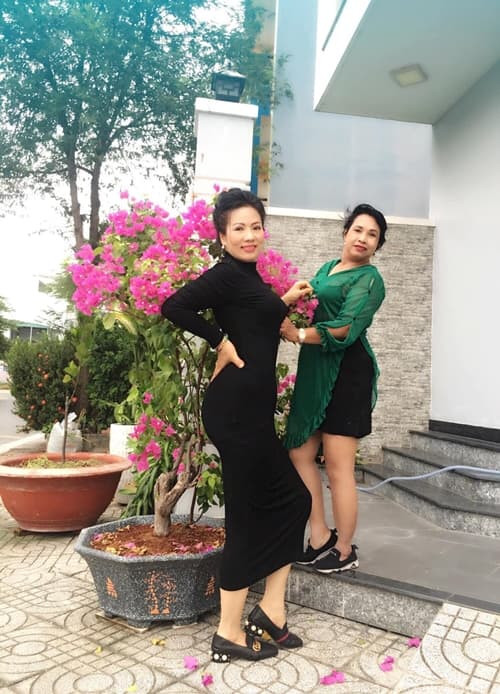 Mẹ ruột Phan Như Thảo dung mạo trẻ trung, kém con rể 2 tuổi - Hình 6 Me ruot Phan Nhu Thao dung mao tre trung, kem con re 2 tuoi-Hinh-6