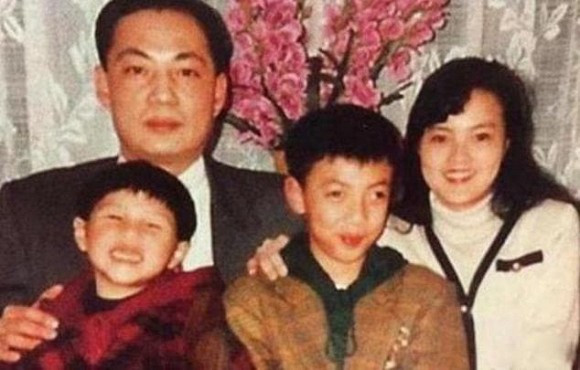 Sao nhí khốn khổ nhất Cbiz bị bà nội tiêm thuốc kìm hãm dậy thì - Hình 8 Sao nhi khon kho nhat Cbiz bi ba noi tiem thuoc kim ham day thi-Hinh-8