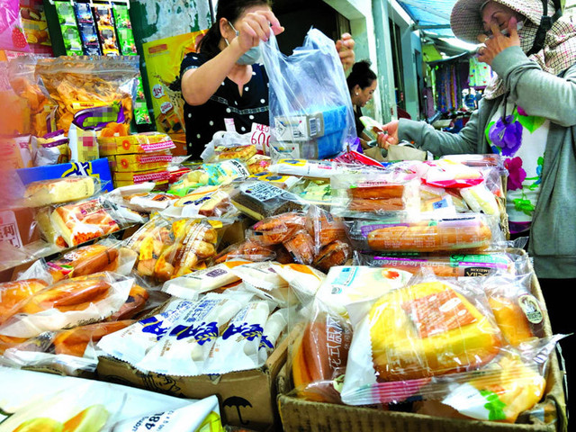 "Bánh nội địa" nhập hay hàng lậu kém chất lượng? - Hình 2 "Bánh nội địa" nhập hay hàng lậu kém chất lượng? ảnh 2