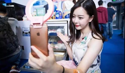 Ôm mộng giàu nhanh, giới trẻ đổ xô đến "làng livestream" - Hình 3 Om mong giau nhanh, gioi tre do xo den