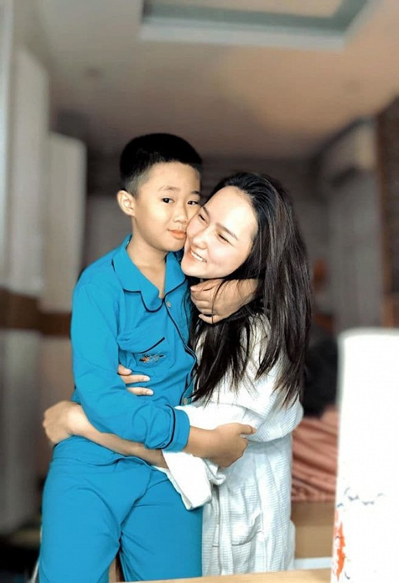 Vợ Khánh Đơn thừa nhận nghiêm khắc với con riêng của chồng - Hình 2 Vo Khanh Don thua nhan nghiem khac voi con rieng cua chong-Hinh-2