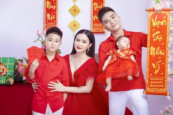 Vợ Khánh Đơn thừa nhận nghiêm khắc với con riêng của chồng Vo Khanh Don thua nhan nghiem khac voi con rieng cua chong