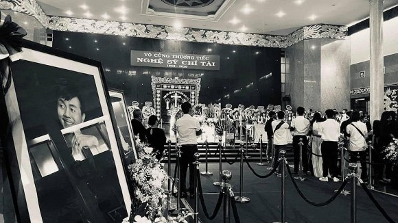 Nhói lòng ảnh linh cữu nghệ sĩ Chí Tài nằm lặng lẽ tại sân bay Nhoi long anh linh cuu nghe si Chi Tai nam lang le tai san bay