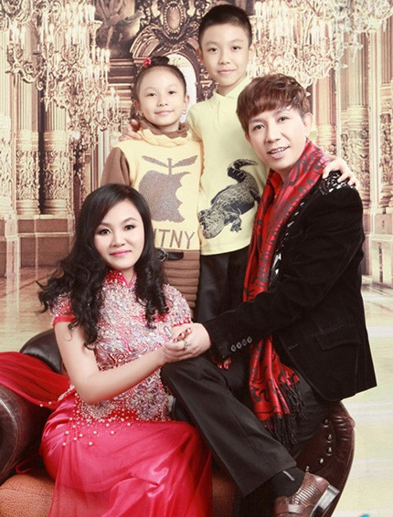 'Bà 8 showbiz' Long Nhật: 'Cái giá của mượn scandal để nổi tiếng đắt lắm!' 'Ba 8 showbiz' Long Nhat: 'Cai gia cua muon scandal de noi tieng dat lam!'