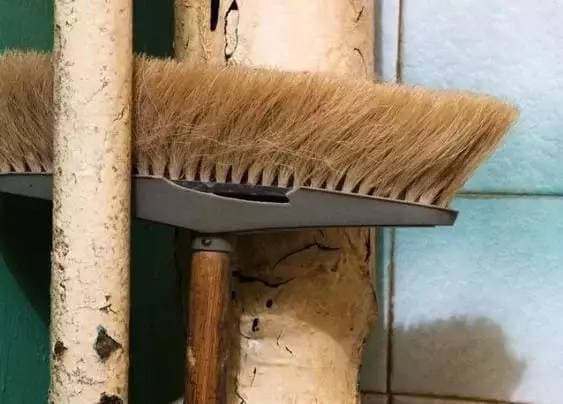 Chổi không được đặt ở đây, nếu không sẽ quét sạch của cải! - Hình 2 Choi khong duoc dat o day, neu khong se quet sach cua cai!-Hinh-2