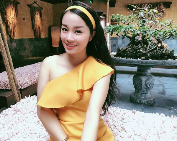 Kín đáo khi lên sóng, ngoài đời Vàng Anh gu thời trang trái ngược - Hình 8 Kin dao khi len song, ngoai doi Vang Anh gu thoi trang trai nguoc-Hinh-8