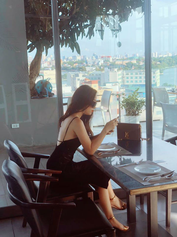 Kín đáo khi lên sóng, ngoài đời Vàng Anh gu thời trang trái ngược - Hình 11 Kin dao khi len song, ngoai doi Vang Anh gu thoi trang trai nguoc-Hinh-11