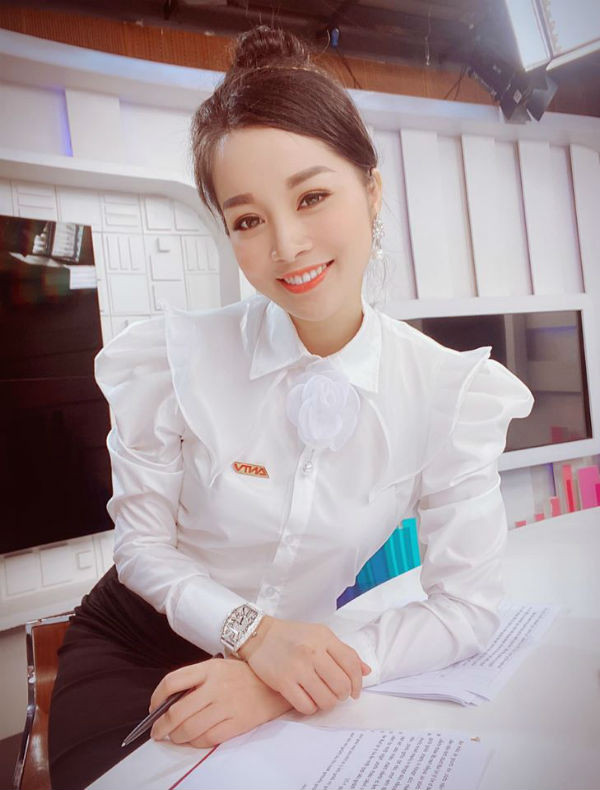 Kín đáo khi lên sóng, ngoài đời Vàng Anh gu thời trang trái ngược - Hình 2 Kin dao khi len song, ngoai doi Vang Anh gu thoi trang trai nguoc-Hinh-2