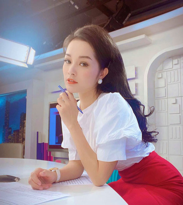 Kín đáo khi lên sóng, ngoài đời Vàng Anh gu thời trang trái ngược Kin dao khi len song, ngoai doi Vang Anh gu thoi trang trai nguoc