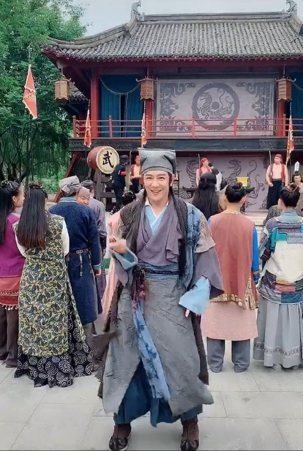 Trần Hạo Dân miệt mài đóng phim để kiếm tiền nuôi con nhỏ Tran Hao Dan miet mai dong phim de kiem tien nuoi con nho