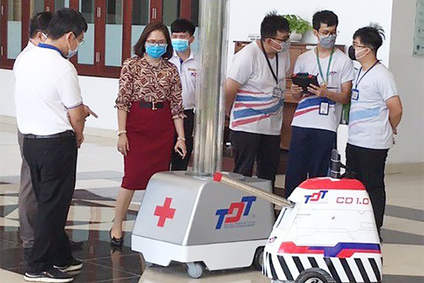“Đội quân” robot Made in Vietnam tham gia chống dịch COVID-19 “Doi quan” robot Made in Vietnam tham gia chong dich COVID-19