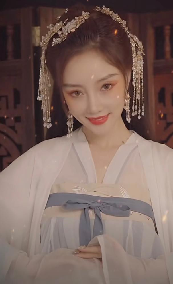 Lý Tiểu Lộ bị chê giống 'dâm phụ' trong tạo hình cổ trang - Hình 3 Ly Tieu Lo bi che giong 'dam phu' trong tao hinh co trang-Hinh-3