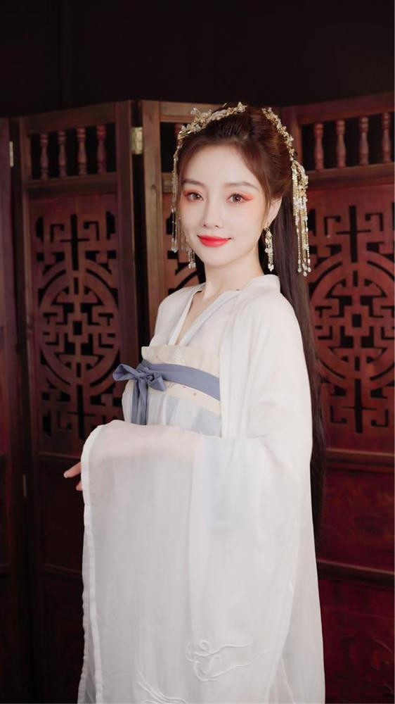 Lý Tiểu Lộ bị chê giống 'dâm phụ' trong tạo hình cổ trang - Hình 2 Ly Tieu Lo bi che giong 'dam phu' trong tao hinh co trang-Hinh-2