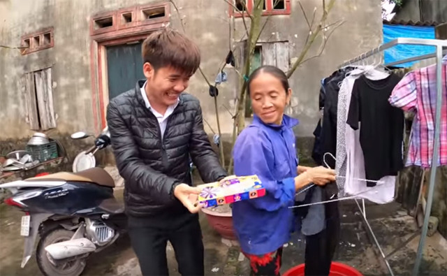 Con trai bà Tân Vlog bị dân mạng bóc mẽ "diễn lố" - Hình 3 Con trai ba Tan Vlog bi dan mang boc me