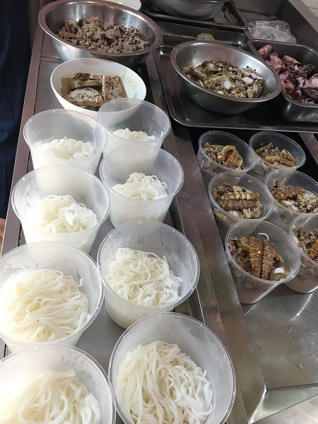 Quán bún riêu bán 500 suất cũng tạm đóng cửa vì dịch Covid-19 - Hình 3 Quan bun rieu ban 500 suat cung tam dong cua vi dich Covid-19-Hinh-3