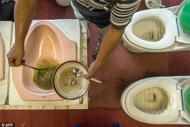 Ăn canh uống nước từ... bồn cầu ở Indonesia ảnh 3 Ăn canh uống nước từ... bồn cầu ở Indonesia ảnh 3