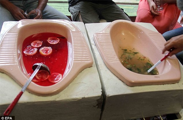 Ăn canh uống nước từ... bồn cầu ở Indonesia ảnh 2 Ăn canh uống nước từ... bồn cầu ở Indonesia ảnh 2