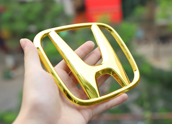 Royal Gift đưa trào lưu mạ vàng logo ôtô và siêu xe lên tầm mới - Hình 2 Royal Gift dua trao luu ma vang logo oto va sieu xe len tam moi-Hinh-2