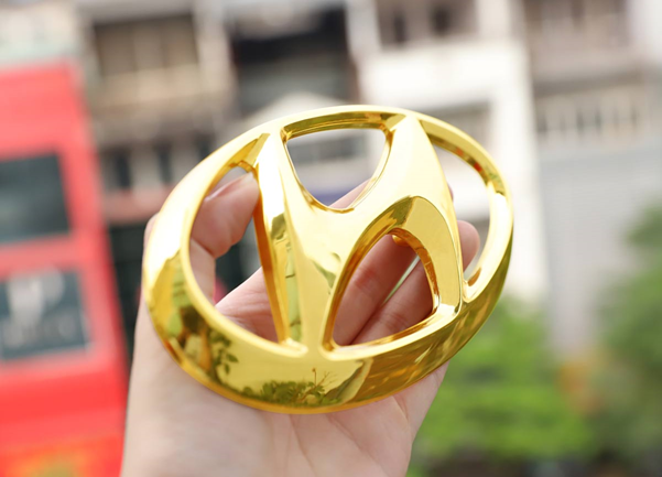 Royal Gift đưa trào lưu mạ vàng logo ôtô và siêu xe lên tầm mới - Hình 3 Royal Gift dua trao luu ma vang logo oto va sieu xe len tam moi-Hinh-3