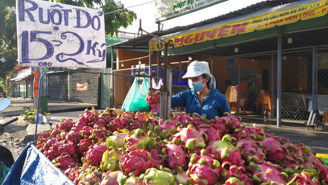 Thanh long giá rẻ, đổ đống bán đầy đường Thanh long gia re, do dong ban day duong