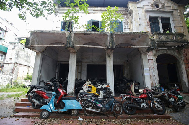 Xót xa nhìn biệt thự 1000m² bỏ hoang ngay khu đất kim cương - Hình 5 Xot xa nhin biet thu 1000m² bo hoang ngay khu dat kim cuong-Hinh-5