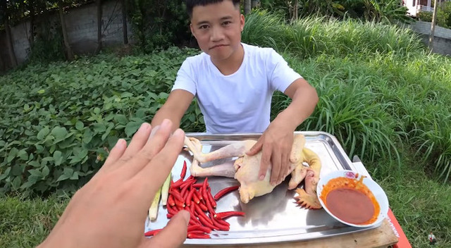 Con trai bà Tân Vlog lại gây tranh cãi khi ra clip nướng gà - Hình 3 Con trai ba Tan Vlog lai gay tranh cai khi ra clip nuong ga-Hinh-3