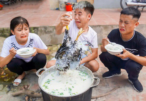 Con trai bà Tân Vlog lại gây tranh cãi khi ra clip nướng gà - Hình 2 Con trai ba Tan Vlog lai gay tranh cai khi ra clip nuong ga-Hinh-2