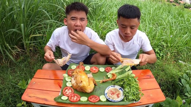 Con trai bà Tân Vlog lại gây tranh cãi khi ra clip nướng gà - Hình 5 Con trai ba Tan Vlog lai gay tranh cai khi ra clip nuong ga-Hinh-5