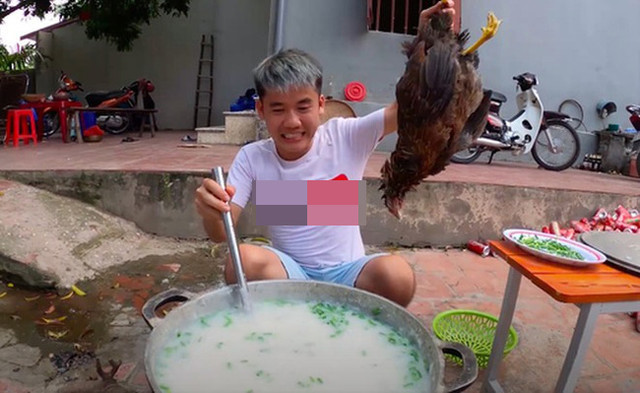 Con trai bà Tân Vlog lại gây tranh cãi khi ra clip nướng gà Con trai ba Tan Vlog lai gay tranh cai khi ra clip nuong ga