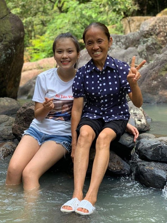 Hàng xóm tố bà Tân Vlog chuyện lừa dối có một cô con gái Hang xom to ba Tan Vlog chuyen lua doi co mot co con gai