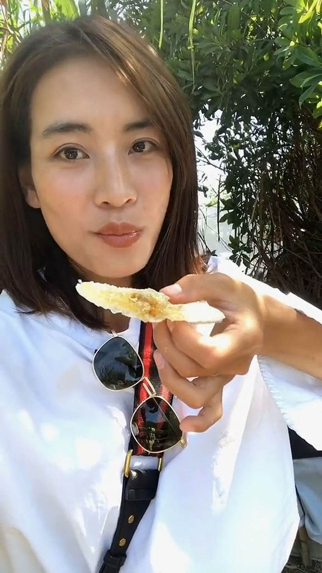 Thử cắn tổ ong rừng, cô gái nhận cái kết không thể đắng hơn Thu can to ong rung, co gai nhan cai ket khong the dang hon