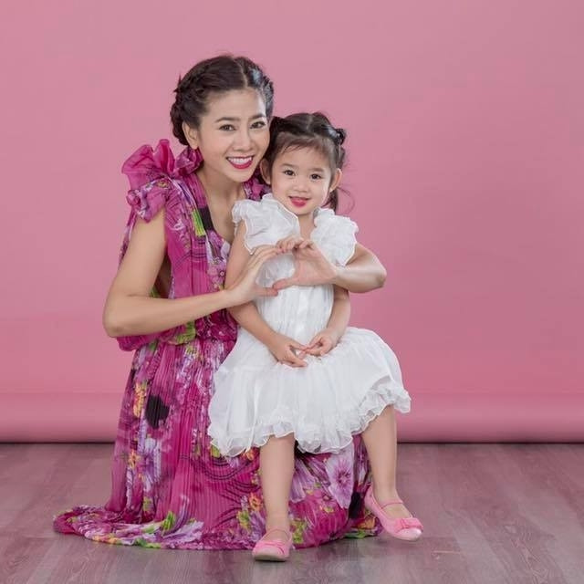 Xót lòng khoảnh khắc Mai Phương được con gái nhỏ chăm sóc cẩn thận - Hình 5 Xot long khoanh khac Mai Phuong duoc con gai nho cham soc can than-Hinh-5