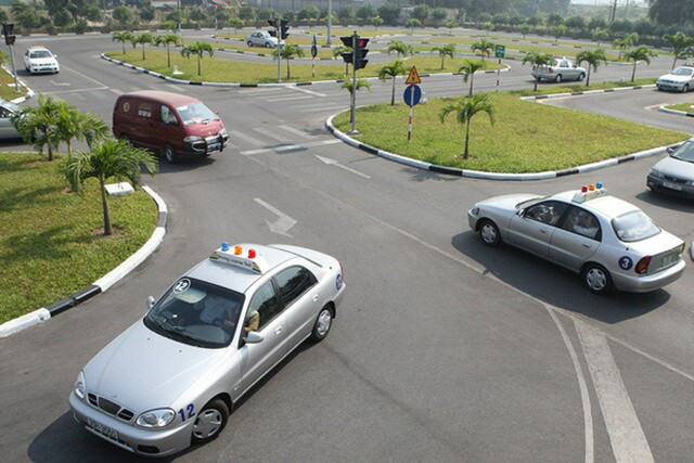 Không có chuyện bằng lái xe hạng B1 không được điều khiển ô tô Khong co chuyen bang lai xe hang B1 khong duoc dieu khien o to