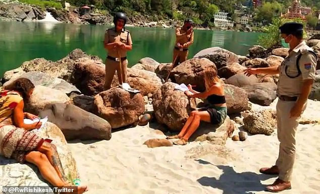 Cạn kiệt tiền do mắc kẹt, khách du lịch sống trong hang như người rừng Can kiet tien do mac ket, khach du lich song trong hang nhu nguoi rung