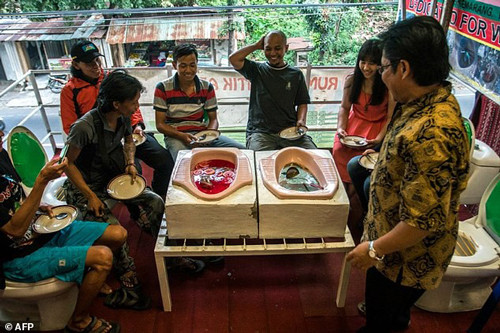 Ăn canh uống nước từ... bồn cầu ở Indonesia An canh uong nuoc tu... bon cau o Indonesia