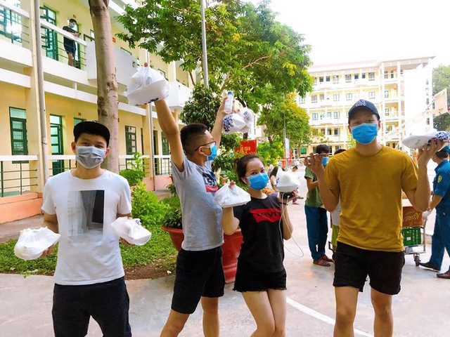 Chùm ảnh cách ly gây bão mạng của Việt kiều - Hình 14 Chum anh cach ly gay bao mang cua Viet kieu-Hinh-14