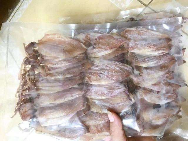 Mực khô siêu rẻ chỉ 3.000 đồng/con, chị em mua tới tấp - Hình 2 Muc kho sieu re chi 3.000 dong/con, chi em mua toi tap-Hinh-2