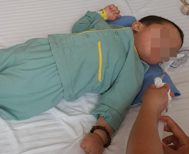 Bé trai 21 tháng bị bại não chỉ vì một cốc trà sữa Be trai 21 thang bi bai nao chi vi mot coc tra sua