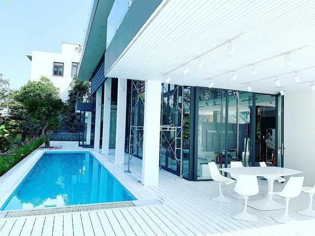 Ngọc Trinh vắt vẻo trèo cây hái mận - Hình 3 Ngoc Trinh vat veo treo cay hai man-Hinh-3