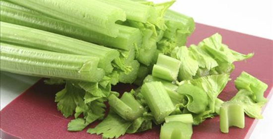 Dùng cần tây sai cách là rước bệnh vào người Dung can tay sai cach la ruoc benh vao nguoi