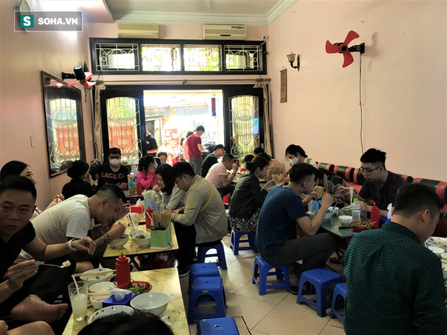 Quán bún đầy khách xếp hàng 'ăn chửi' giữa thời dịch Covid-19 - Hình 2 Quan bun day khach xep hang 'an chui' giua thoi dich Covid-19-Hinh-2