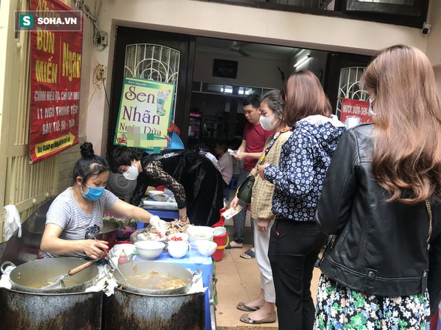 Quán bún đầy khách xếp hàng 'ăn chửi' giữa thời dịch Covid-19 Quan bun day khach xep hang 'an chui' giua thoi dich Covid-19