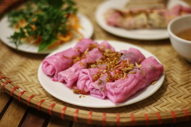 Đổ xô tới ăn thử bánh cuốn thanh long cực lạ - Hình 2 Do xo toi an thu banh cuon thanh long cuc la-Hinh-2