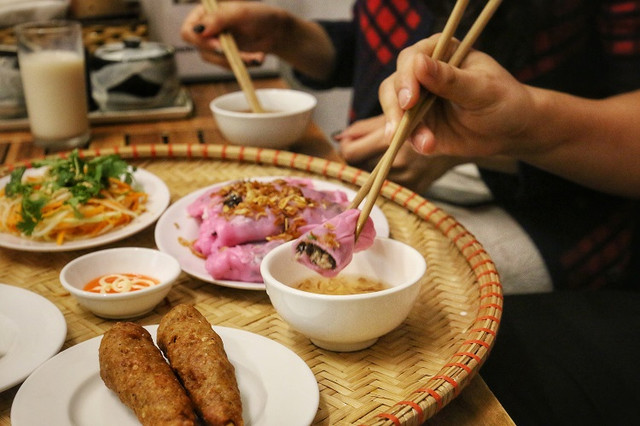 Đổ xô tới ăn thử bánh cuốn thanh long cực lạ - Hình 5 Do xo toi an thu banh cuon thanh long cuc la-Hinh-5