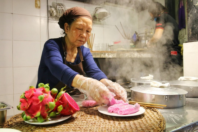 Đổ xô tới ăn thử bánh cuốn thanh long cực lạ Do xo toi an thu banh cuon thanh long cuc la