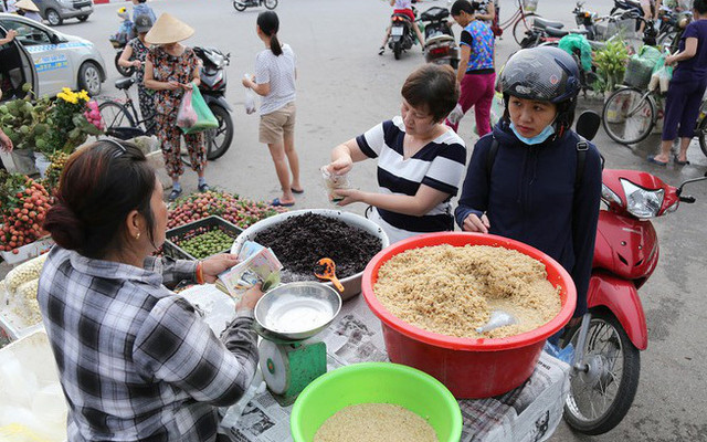 Cơm rượu nếp tiếp tục là 'hàng hot' trong tết Đoan Ngọ Com ruou nep tiep tuc la 'hang hot' trong tet Doan Ngo