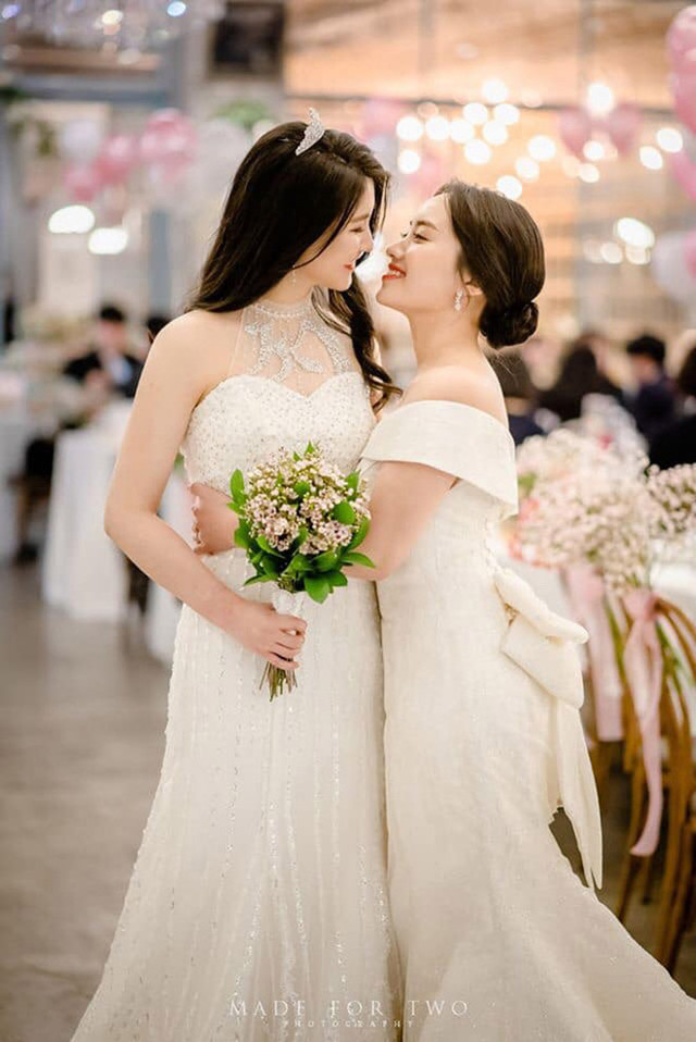 Cặp đôi đồng tính nữ xinh đẹp trong đám cưới ở Hàn Quốc gây bão - Hình 2 Cap doi dong tinh nu xinh dep trong dam cuoi o Han Quoc gay bao-Hinh-2