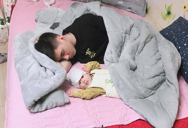Cười vỡ bụng khoảnh khắc các bố trông con - Hình 3 Cuoi vo bung khoanh khac cac bo trong con-Hinh-3